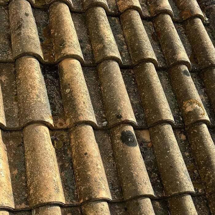 toiture avant démoussage à Marseille