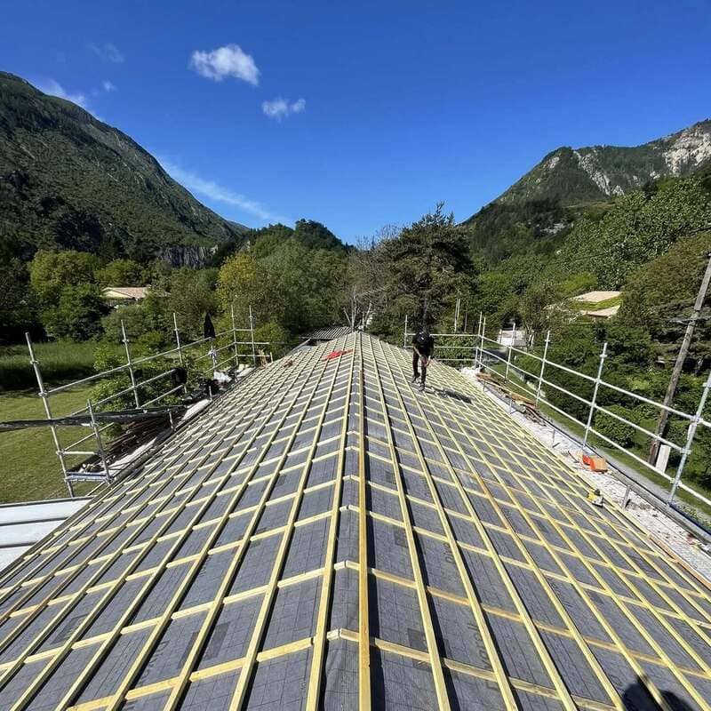 rénovation de toiture avec pose de tuiles marseille PACA